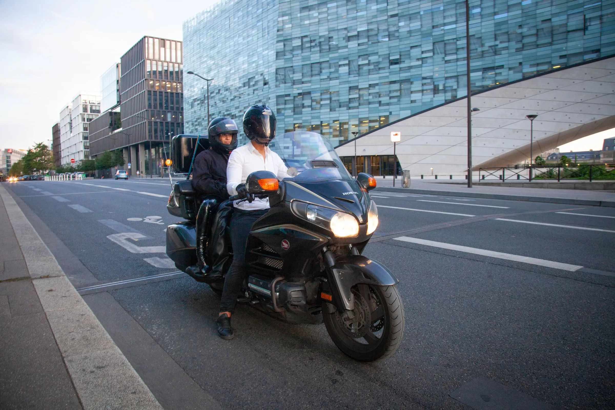 Chauffeur Deluxe Transport et son client en transit dans Paris sur Honda Goldwing 1800